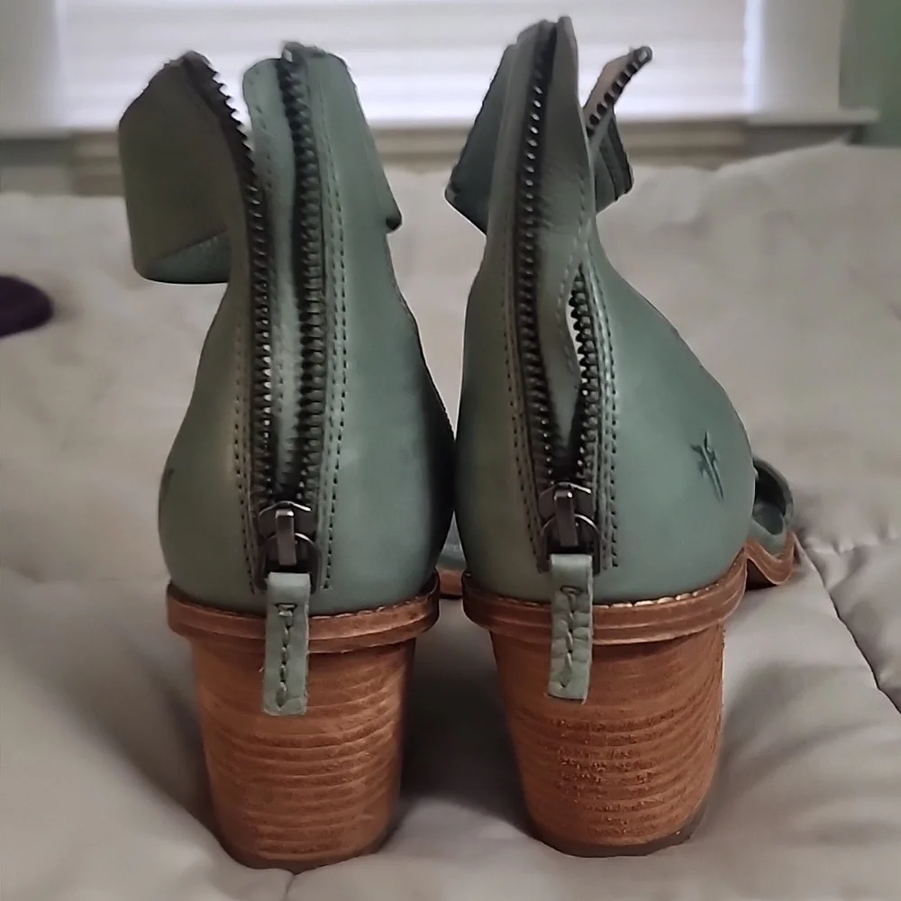 Frye Ankle-Strap Sandals in Sage Green Sz 8
